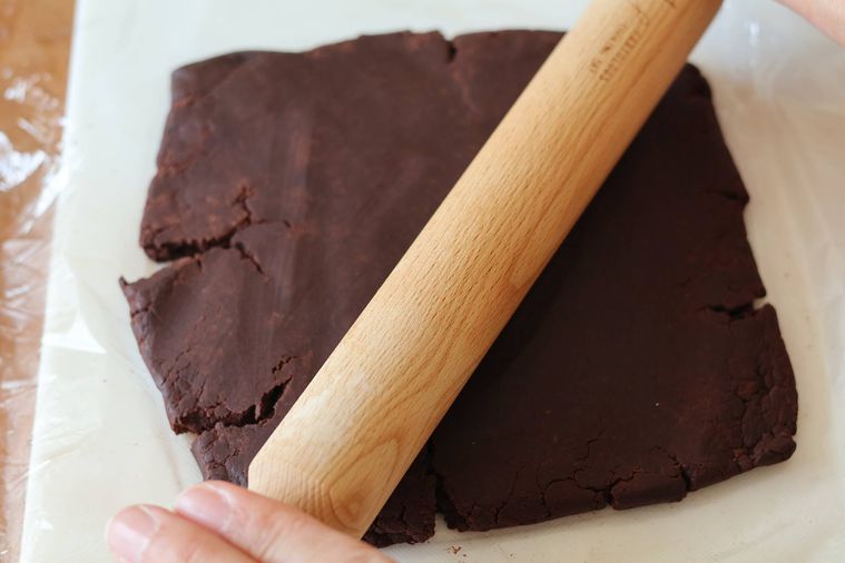 麺棒でココア生地をのばしている