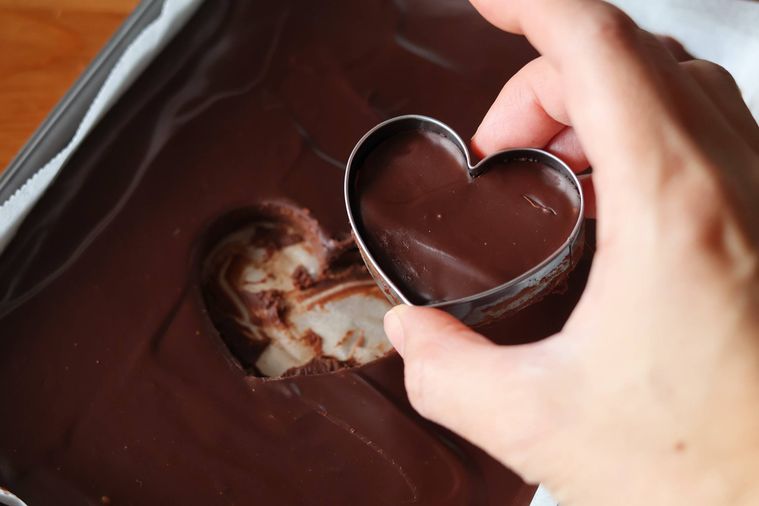 ハート型でガナッシュを抜いている