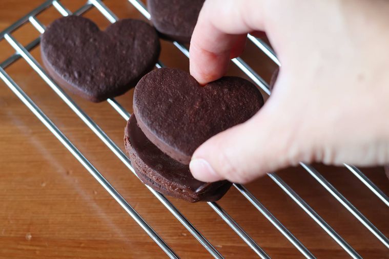 サブレでガナッシュをサンドしている