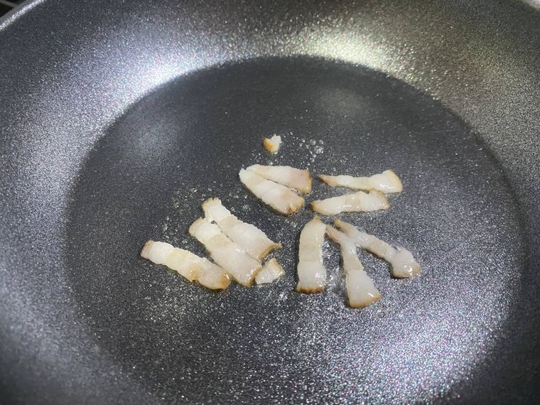 ベーコンを炒める写真