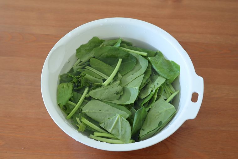 ボウルでほうれん草を水に浸けている