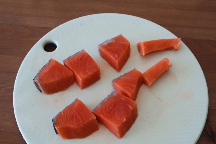 まな板の上に切った鮭が並んでいる