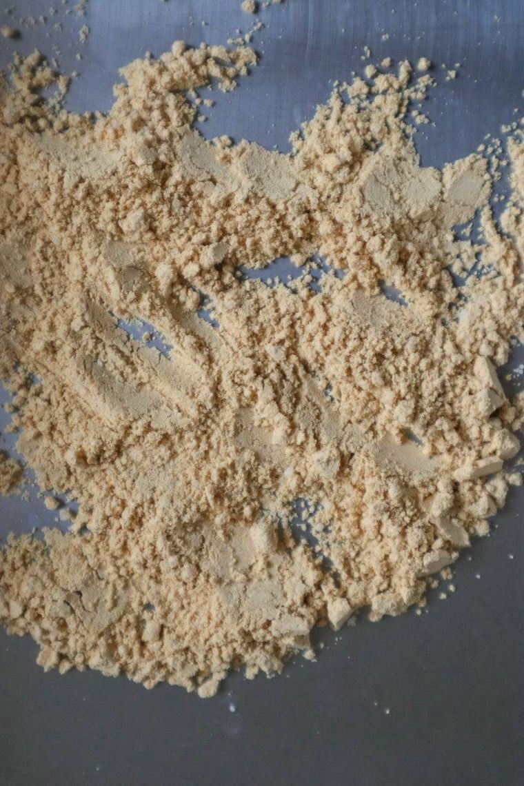 きなこに塩や砂糖を合わせている様子