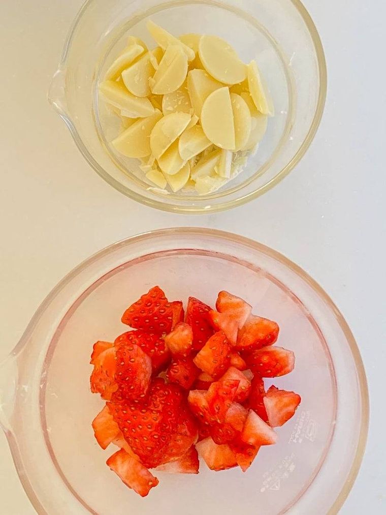 いちごとホワイトチョコがボウルに入っている様子