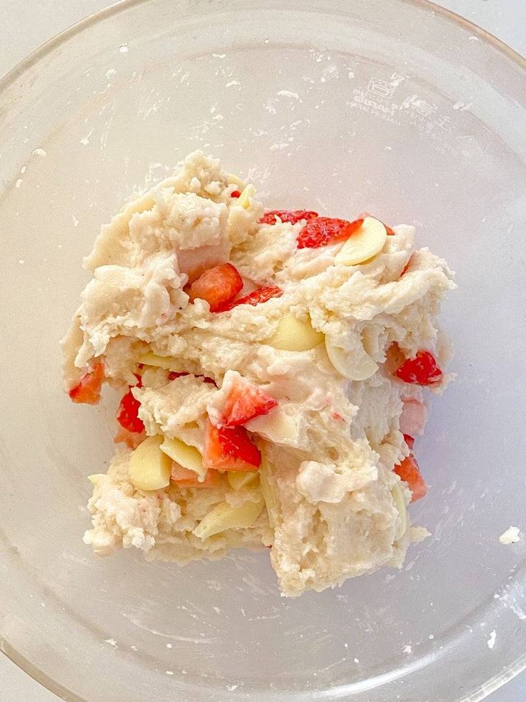 生地にいちごとホワイトチョコを混ぜている様子