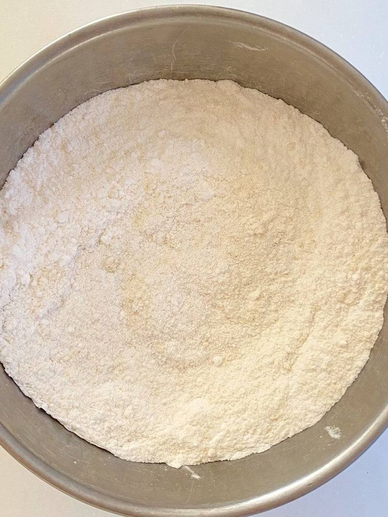 ボウルに粉類が入っている様子