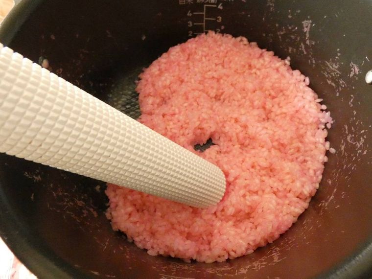 麺棒でつぶしているもち米