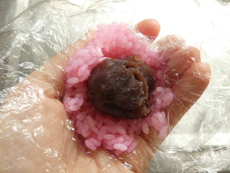 こしあんを包んでいるもち米