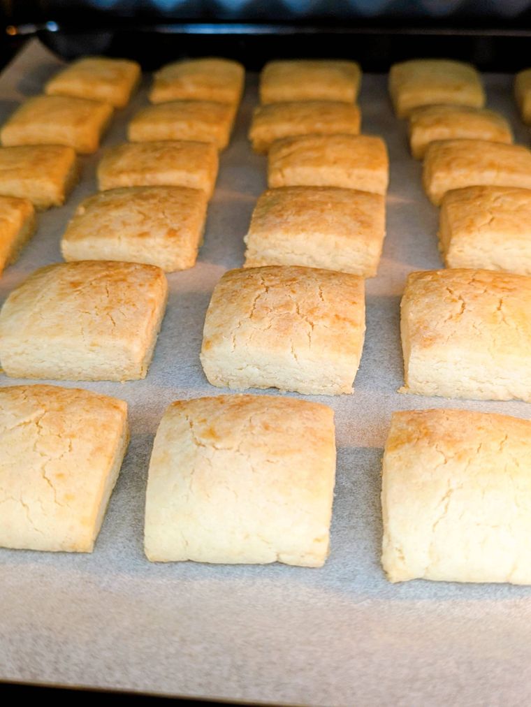 天板の上の焼きあがったクッキー