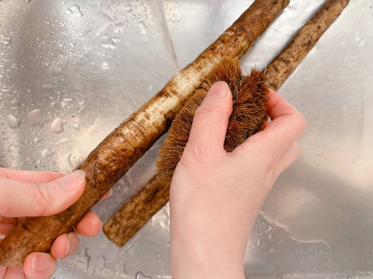 ごぼうを洗う様子