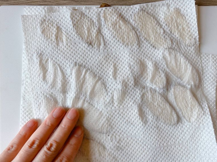 斜め切りのごぼうの水気を拭く様子