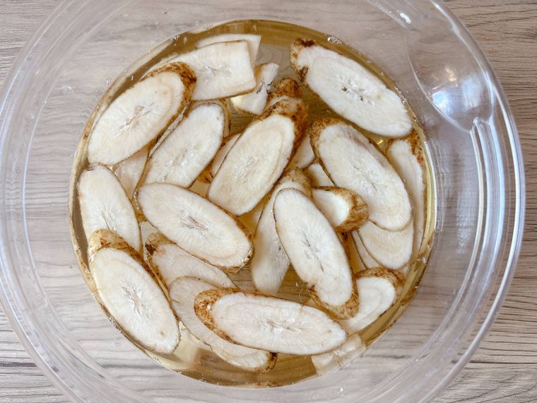 水にさらした斜め切りのごぼう