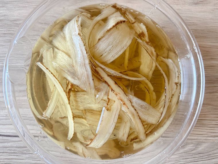 水にさらしたピーラーでスライスしたごぼう