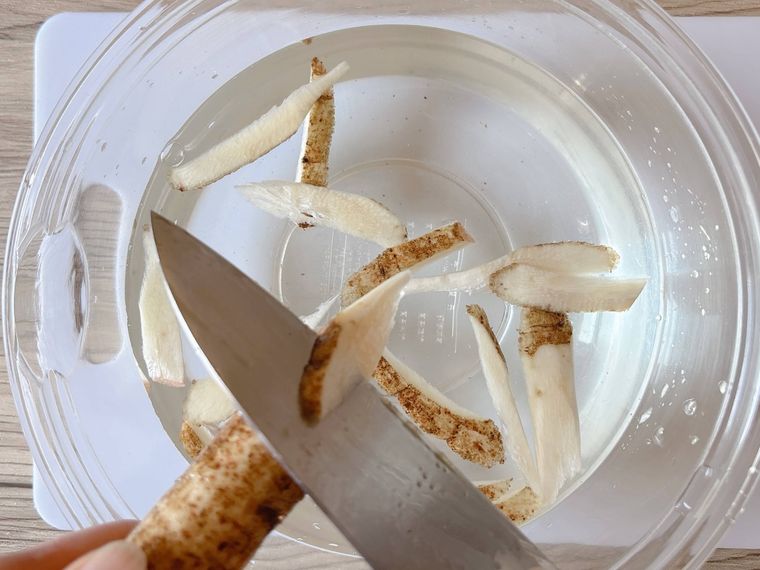 ごぼうを厚めにささがきにする様子