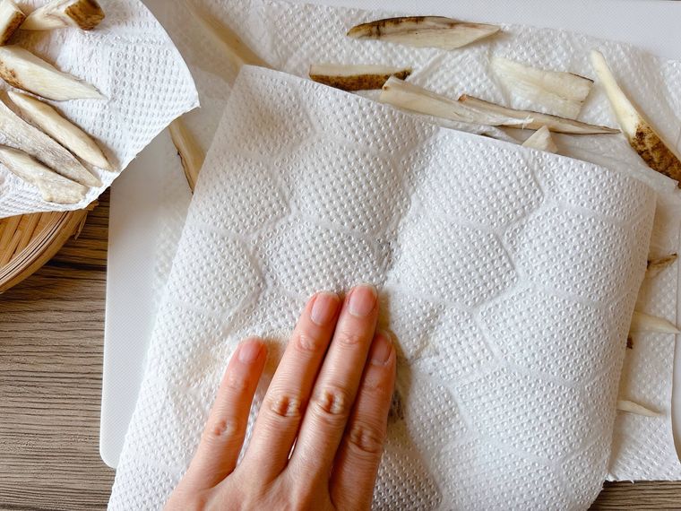 厚めにささがきにしたごぼうの水気を拭く様子