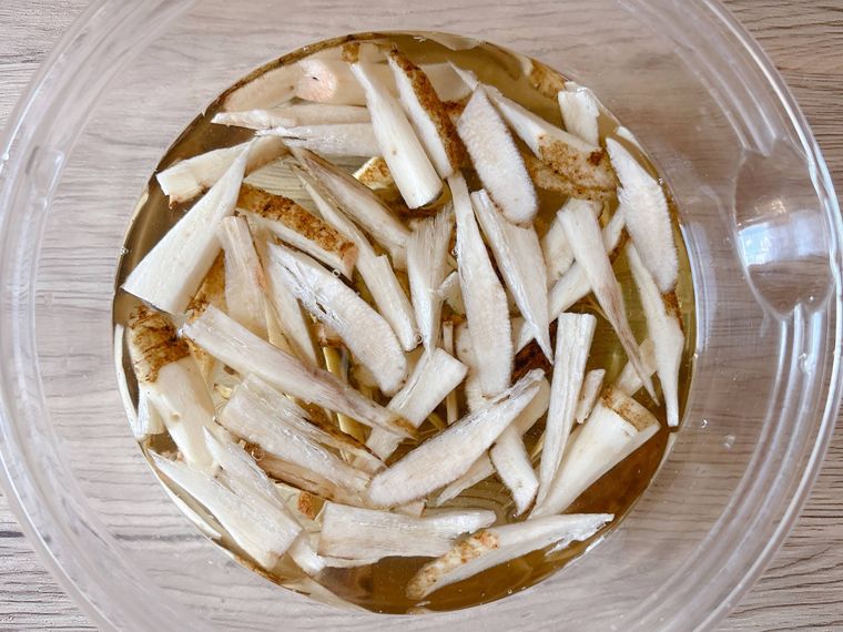 厚めのささがきにしたごぼうを水にさらす様子