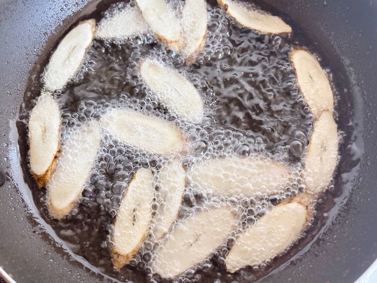 斜め切りにしたごぼうを揚げる様子