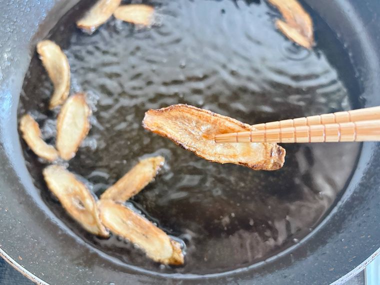 素揚げしたごぼうを取り出す様子