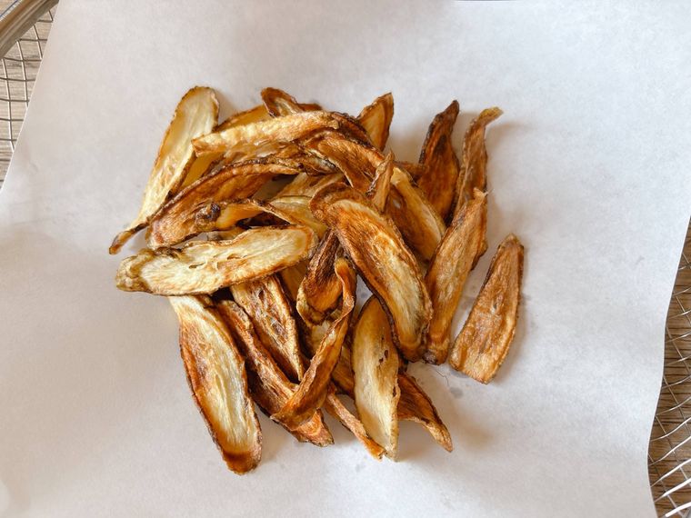 素揚げしたごぼうの油を切る様子