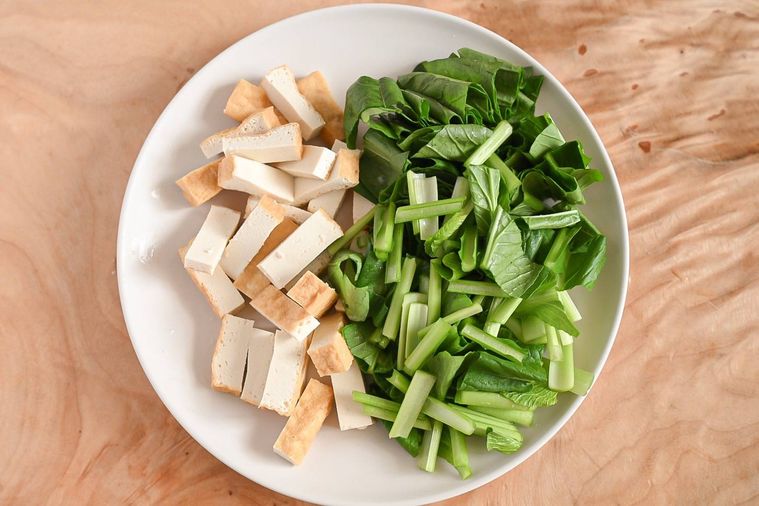 皿にのったカット済の小松菜と厚揚げ