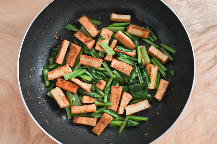 フライパンに入った完成した小松菜と厚揚げのオイスター炒め