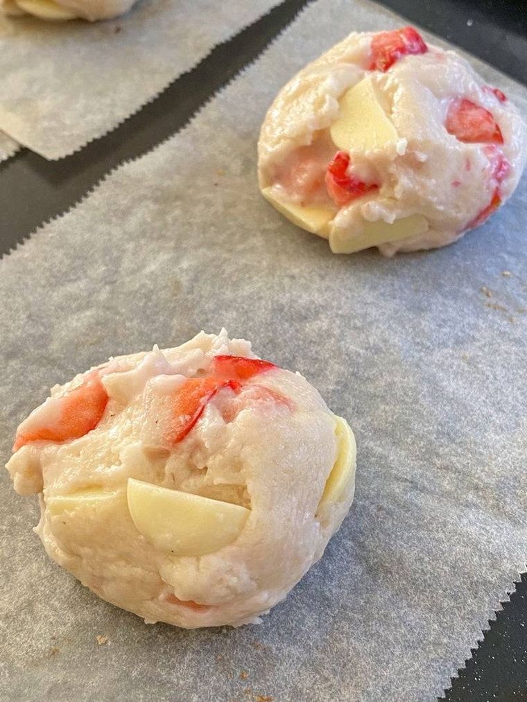 クッキングシートにスコーンの生地がのっている様子