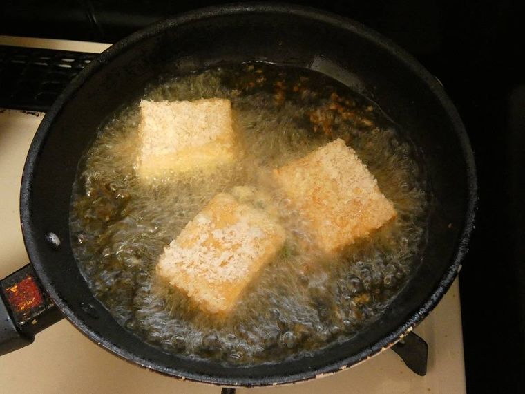 油で揚げている厚揚げ