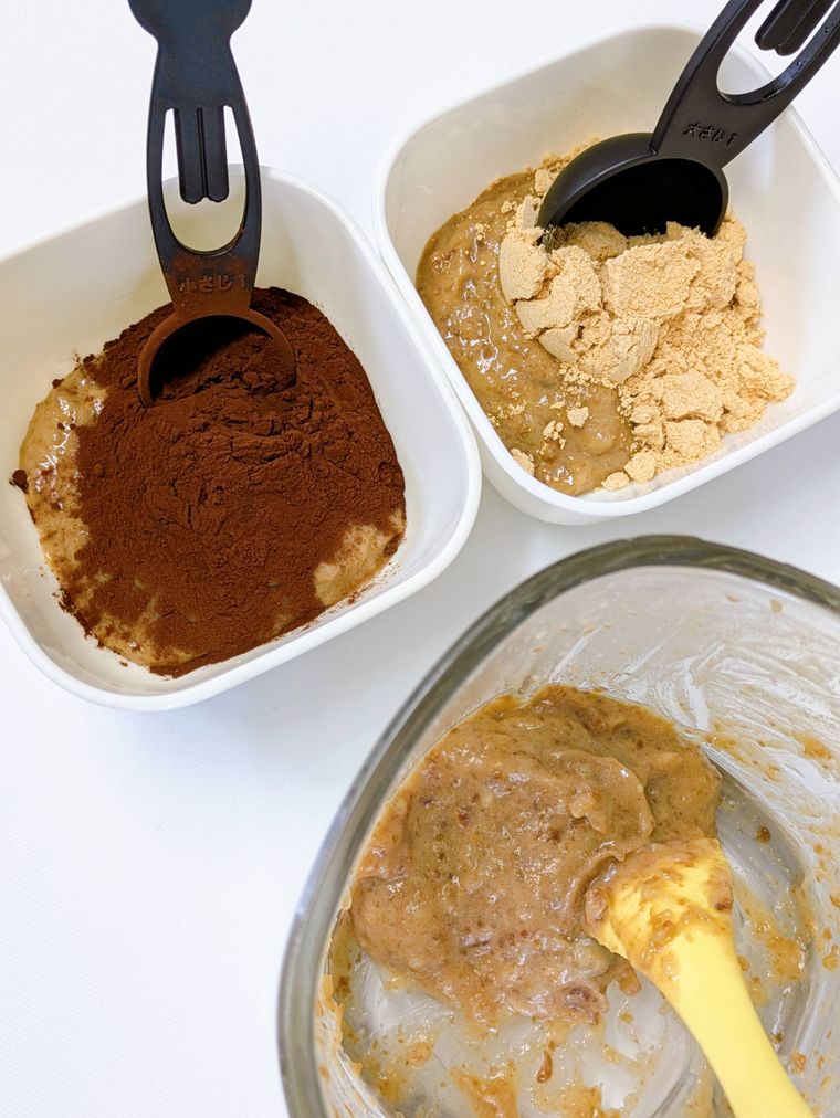 デーツクリームを3等分しココアパウダーときなこを加えた所