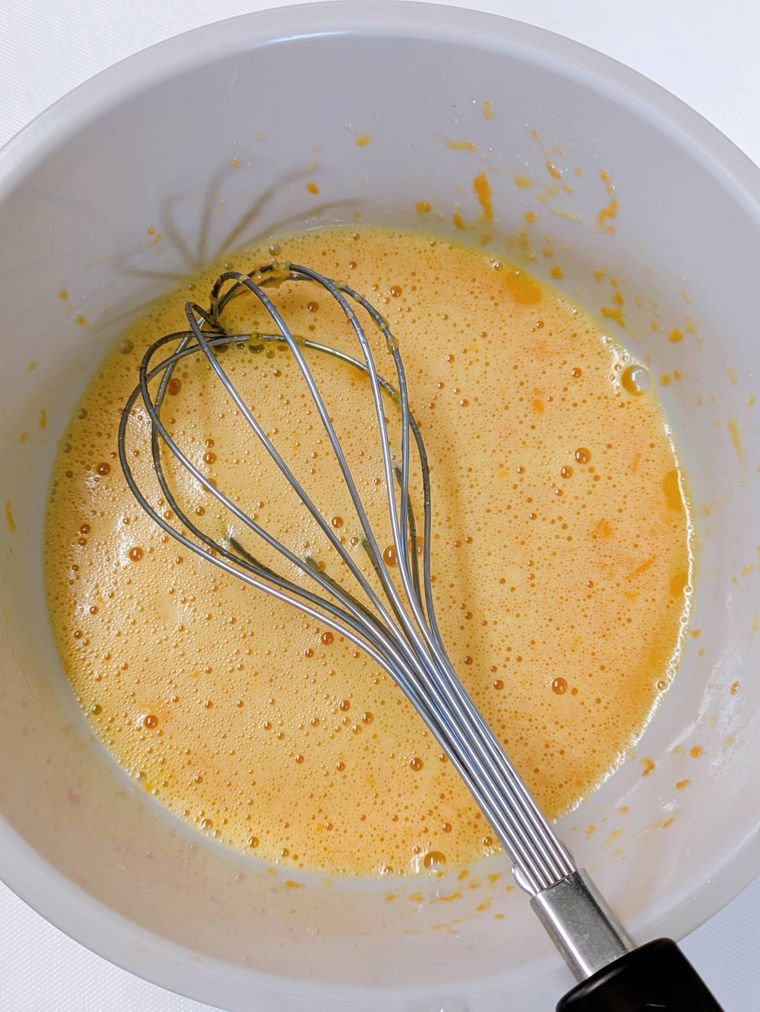 ボウルに入った生地の材料と泡立て器