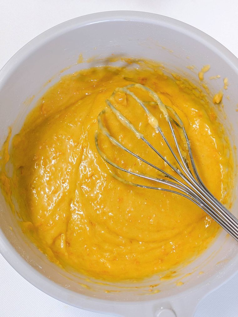 ボウルに入った生地の材料と泡立て器