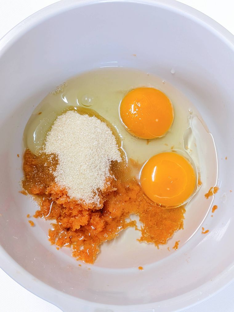 ボウルに入った、おろしにんじんと材料