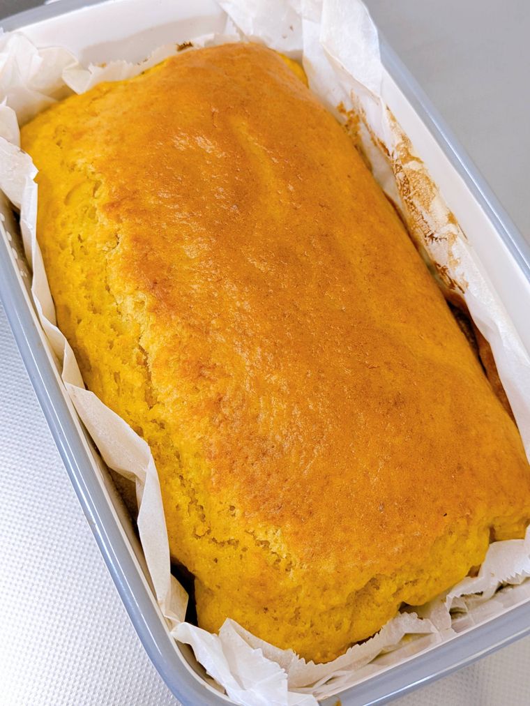 焼きあがったばかりのにんじんケーキ