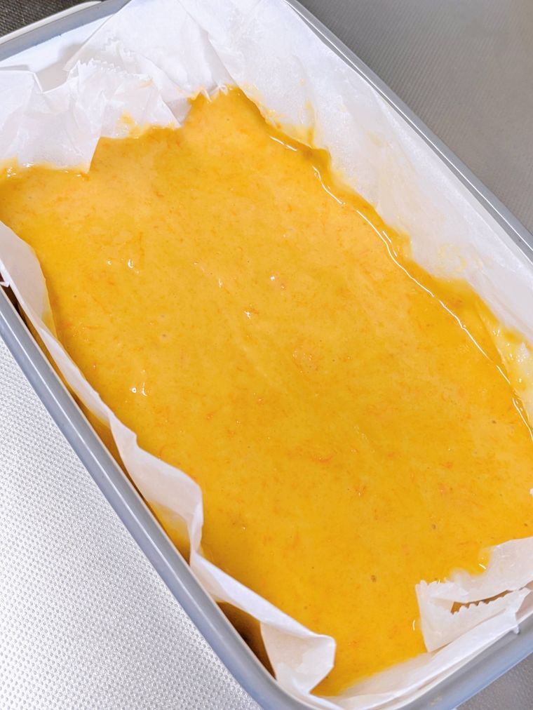 生地を型に流し入れて焼く前のにんじんケーキ