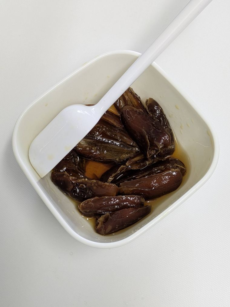 容器に入れだラムデーツと大さじのスプーン