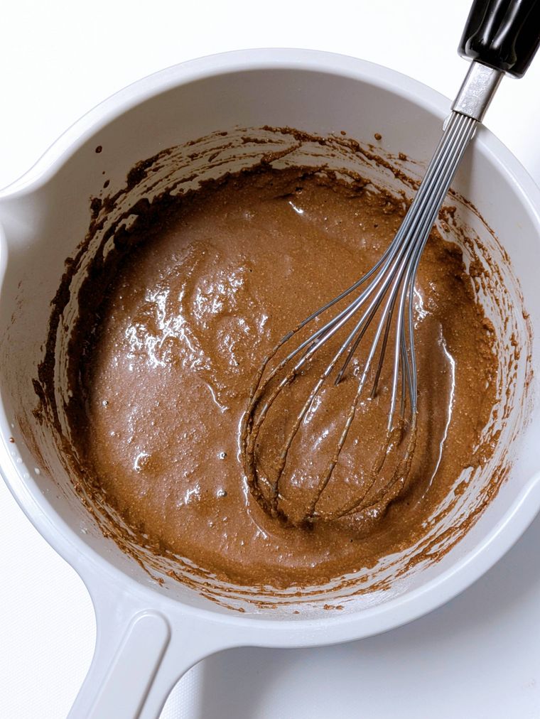 ボウルに入った生地の材料と泡立て器