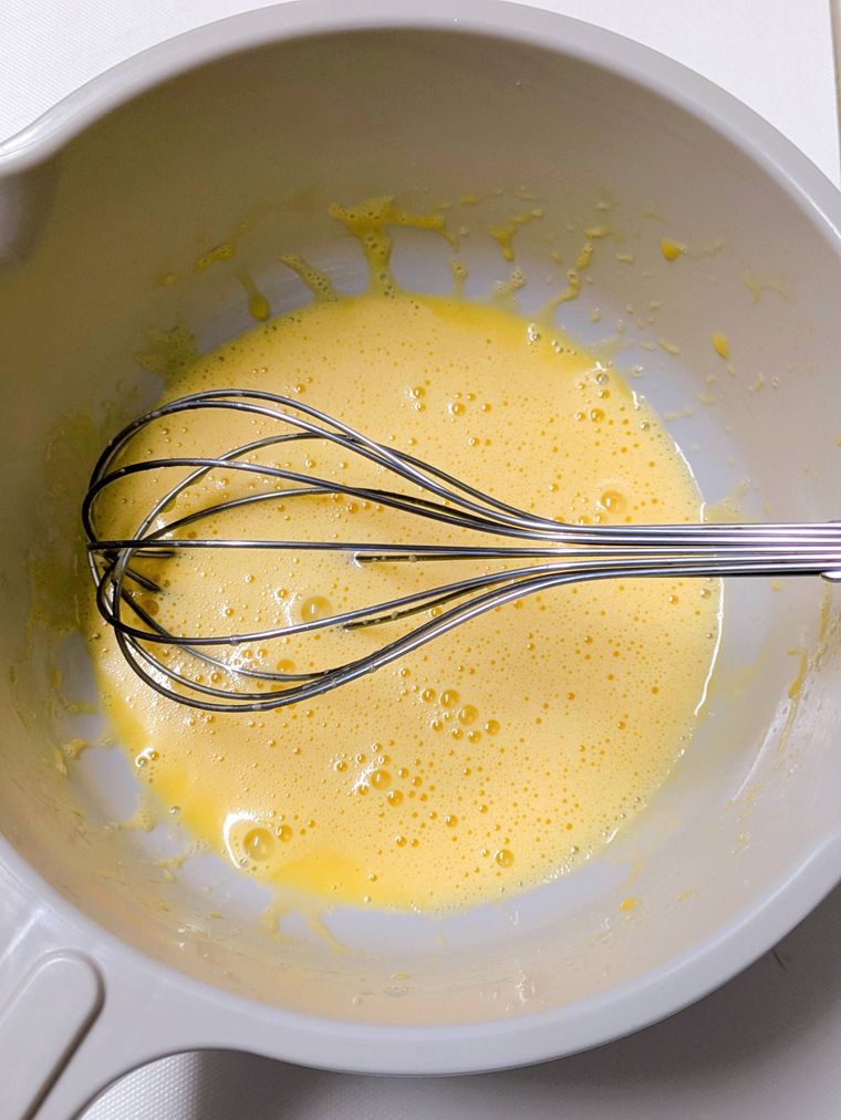 ボウルに入った生地の材料と泡立て器