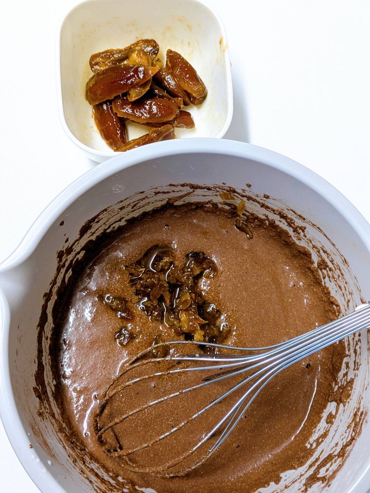 13量のラムデーツをボウルに加えた所