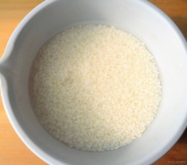 もち米、米、水が入ったボウル