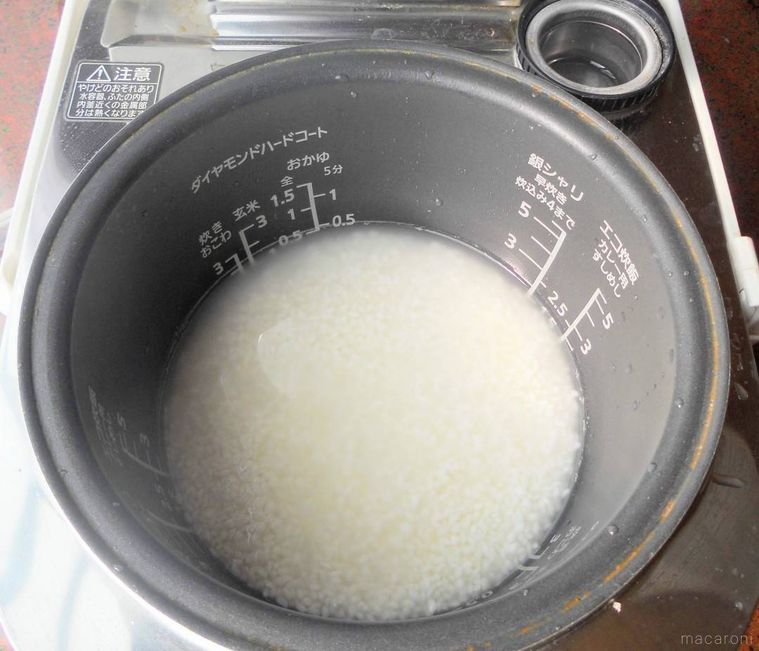もち米、米、水が入った炊飯器の内釜
