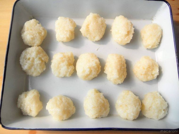 丸めたもちだねが並んだバット