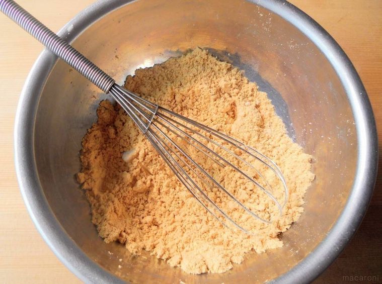 ボウルできな粉と砂糖、塩を混ぜている様子