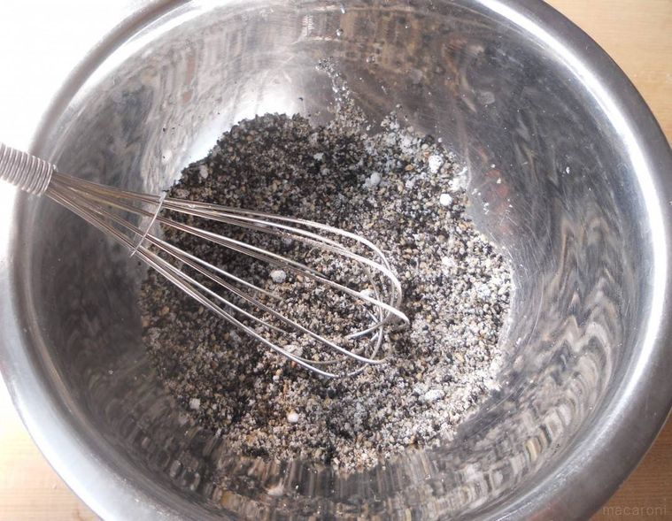 ボウルに黒すりごまと砂糖を入れて、混ぜている様子