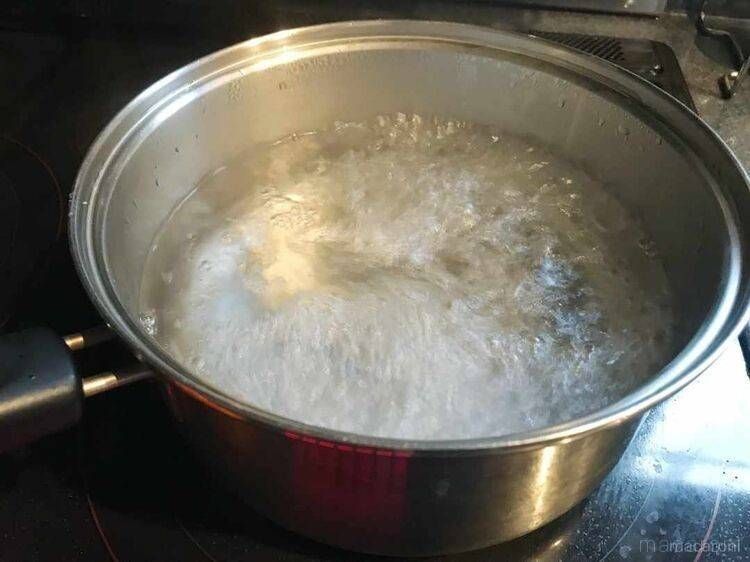鍋でお湯を沸かしている様子