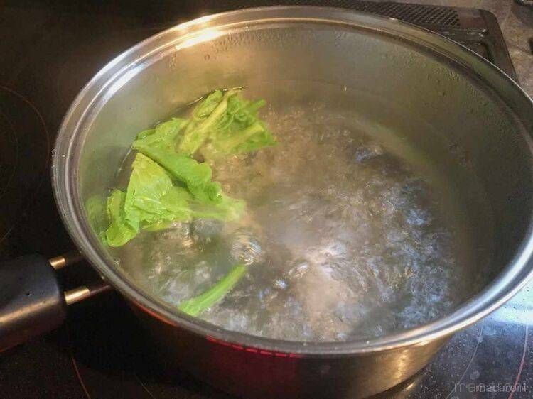 鍋で菜の花をゆでている様子