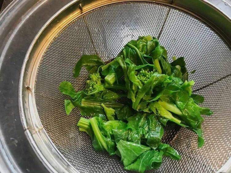 水気を絞り、ザルにあげられた菜の花