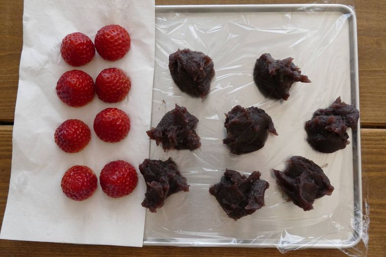 いちご8個と、8等分したこしあんが並ぶ様子