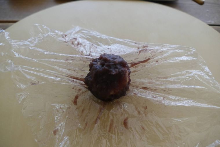 ラップでいちごをこしあんで包んだ様子