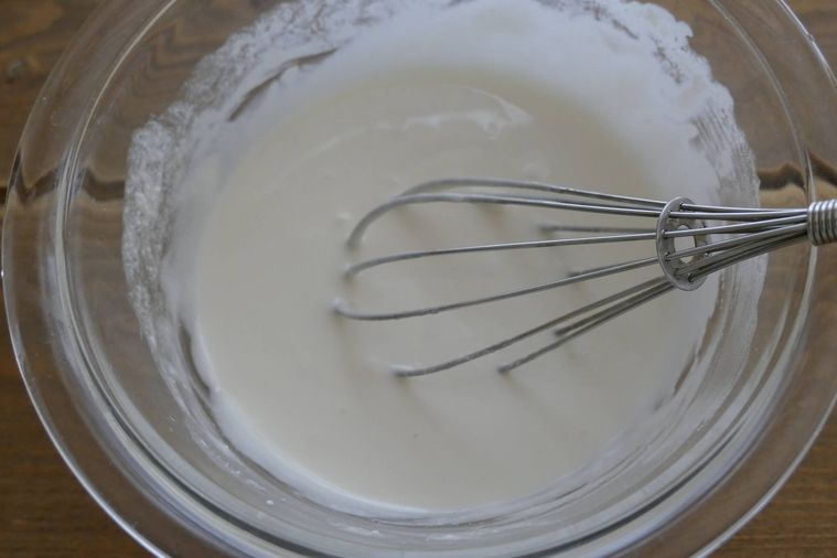 求肥の材料をボウルに入れて泡だて器で混ぜる様子