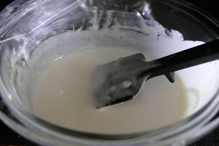 まだ火の通っていない求肥をヘラで混ぜる様子