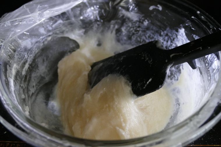 火の通った求肥をヘラで折りたたむように混ぜる様子